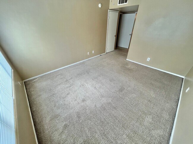 Building Photo - 1ST FLOOR CONDO UNIT 3 BEDROOM / 2.5 BATHROOMS LOCATED IN A GATED COMMUNITY!