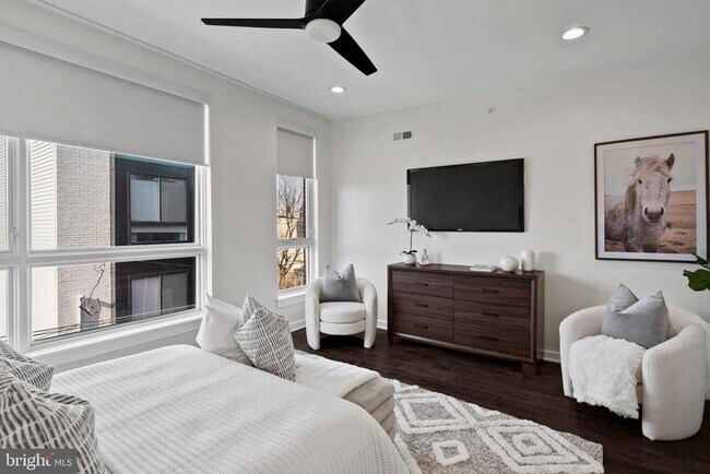 Building Photo - 2235 Hope St