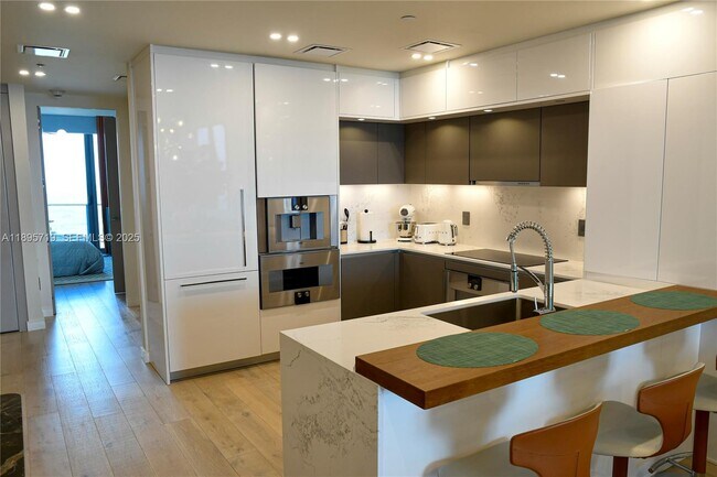 Building Photo - 15701 Collins Ave