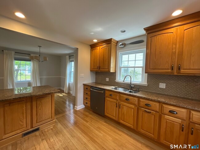 Building Photo - 65 Buell St