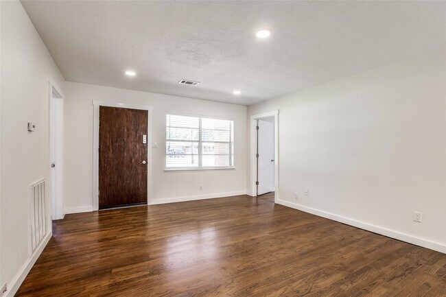 Building Photo - 235 Live Oak St