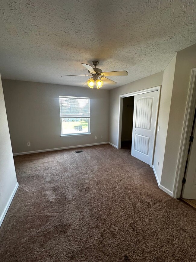 Building Photo - Great Three Bedroom-Now Available! $500.00...