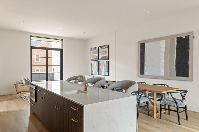 Building Photo - 1325 N Dewey Ave