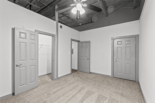 Building Photo - 612 W Texas Ave