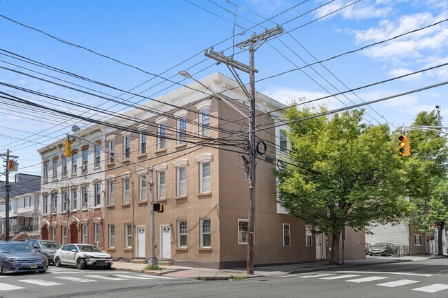 Building Photo - 95 Webster Ave