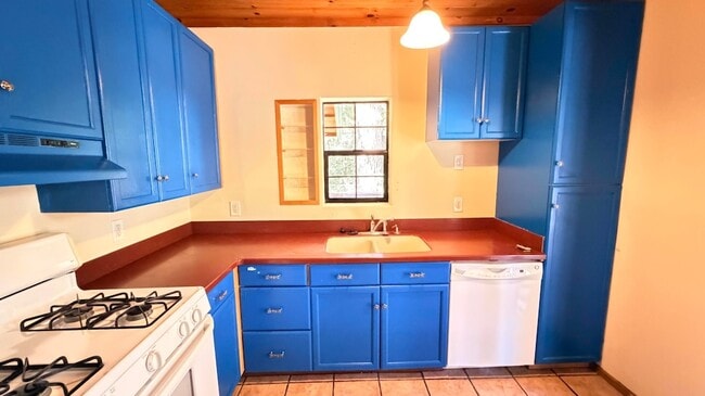 Building Photo - 54080 Pine Crest Ave