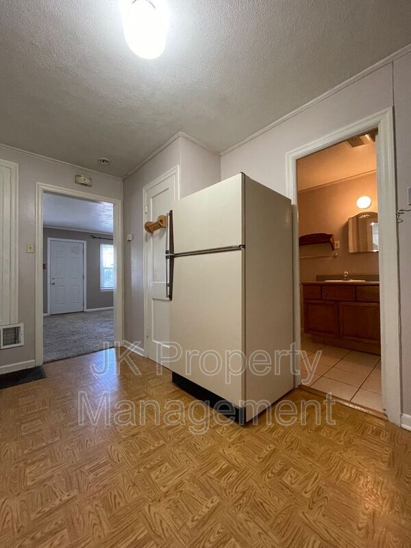 Building Photo - 208 9th St N