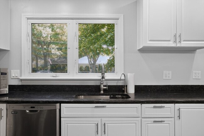 Building Photo - Spacious Stunning 3 BR House in Mount Prospect W/ Office/Playroom on Corner Lot