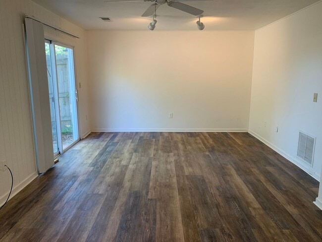 Building Photo - End Townhome In Oak Manor Community