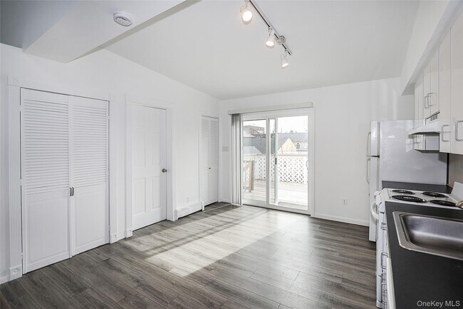 Building Photo - 75 Maxwell Ave