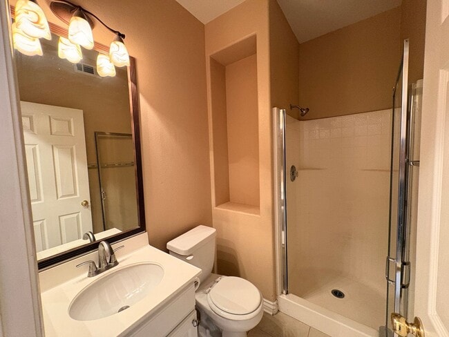 Building Photo - 4 Bed, 3 Bath in Corona!