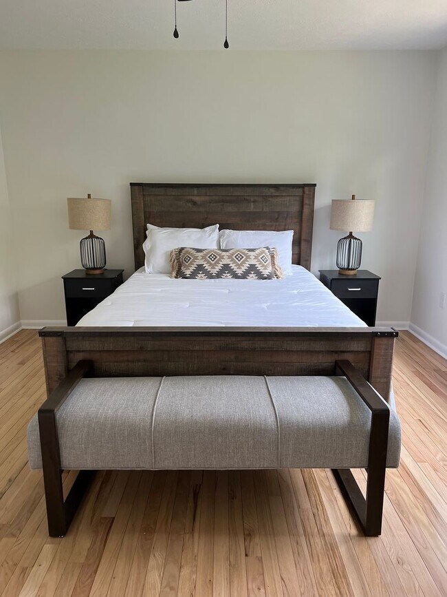 Building Photo - Fully Furnished Mid Term Near Shelbyville Country Club!