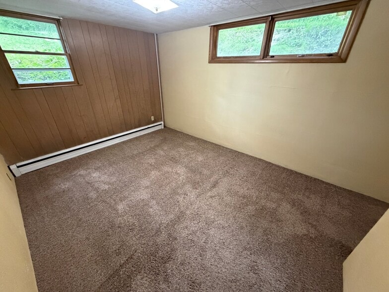 Building Photo - 265 Viking Dr
