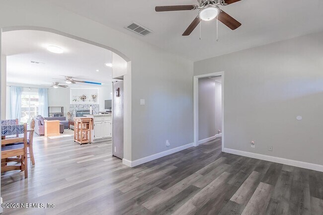 Building Photo - 1358 Hollyhock Cir