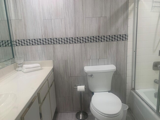 Building Photo - 3499 Oaks Way