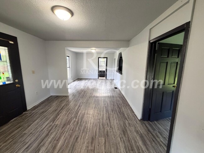 Building Photo - 102 Elmwood-