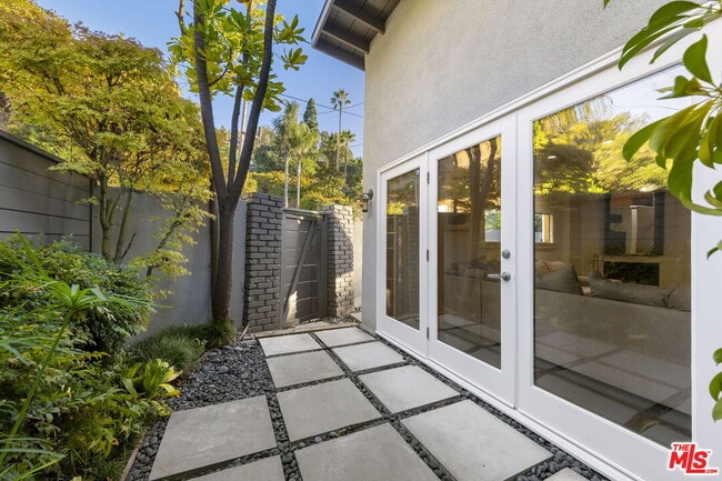 Building Photo - 2601 Nichols Canyon Rd