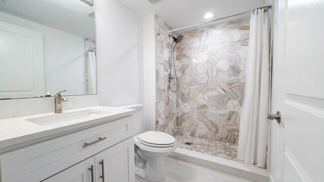 Building Photo - 403 S Sapodilla Ave