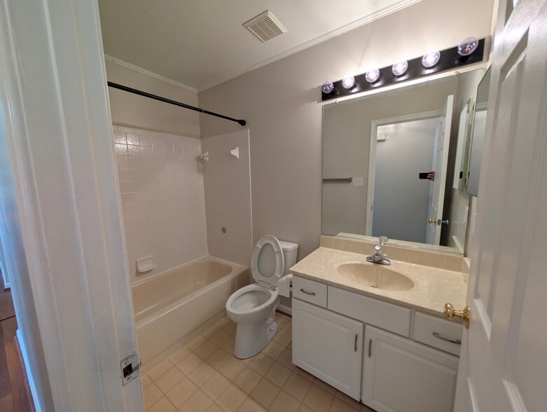 Building Photo - 212 Silver Stone Dr