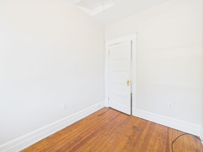 Building Photo - 203 W 33rd St