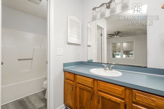 Building Photo - 143 W Victoria Ct