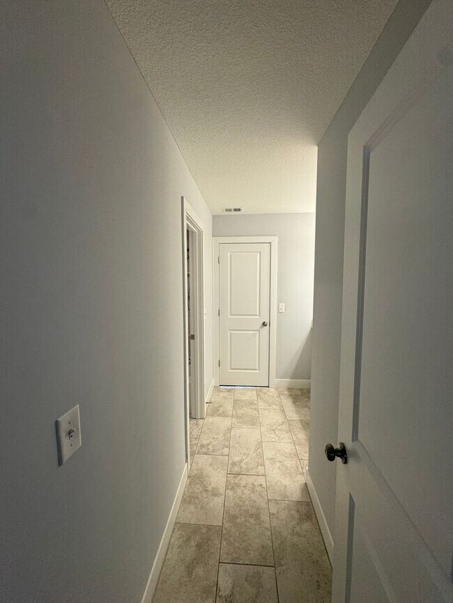 Building Photo - Luxury 5BR 4 BA Home w/ Pool and Clubhouse Access in GREAT location!