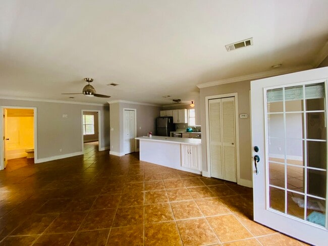 Building Photo - 427 Seacrest Dr