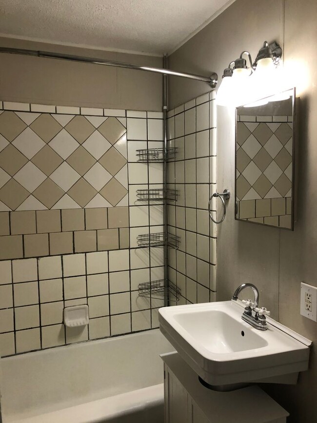 Building Photo - Cozy 2 Bed/ 1 Bath Home with Large Sun Room and Fenced Yard in Sylvan Park, Pet Friendly....