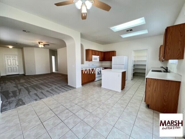 Building Photo - Nice 3 bedroom home with new paint &amp; new carpet in Mesa!