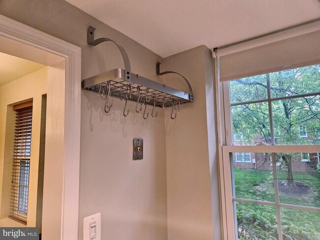 Building Photo - 1735 N Troy St