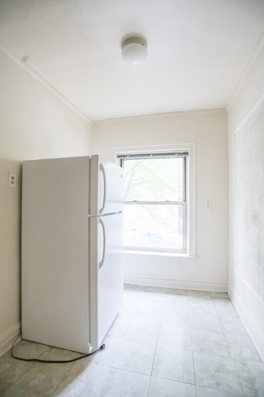 Building Photo - 1100 W Roscoe St