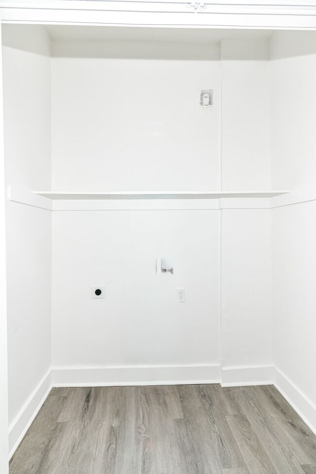 Building Photo - 942 W 27th St