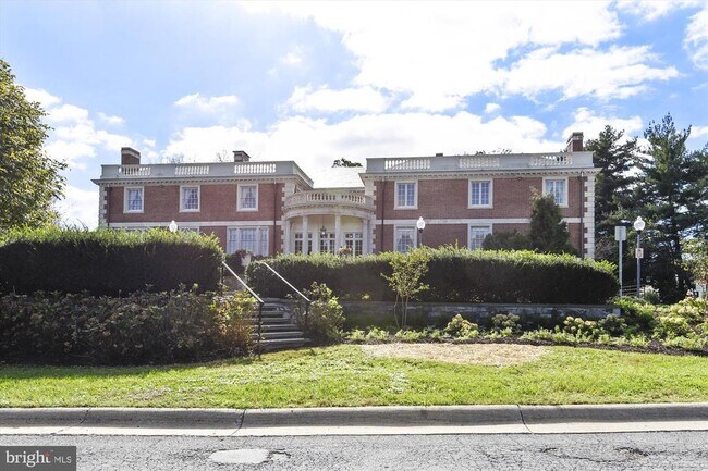 Building Photo - 10631 Montrose Ave