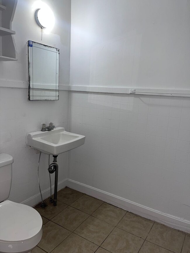 Building Photo - Move-In Ready!