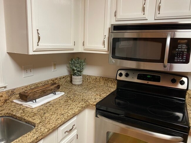 Building Photo - 118 W Skyhawk Dr