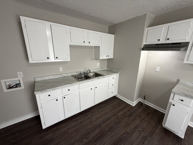 Building Photo - 2156 Ethlyn Ave