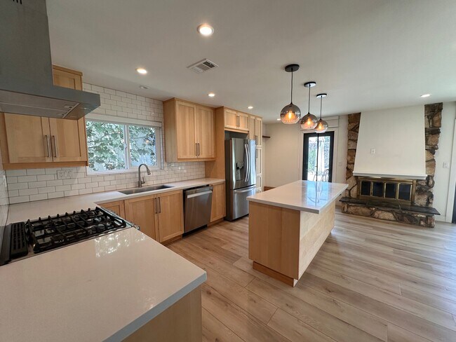 Building Photo - 421 Larry Ln