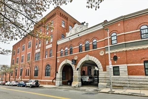 Building Photo - 251 Heath St