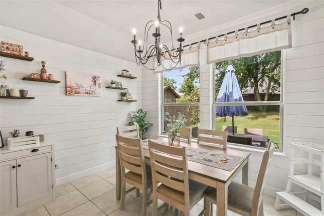 Building Photo - 913 Freesia Dr