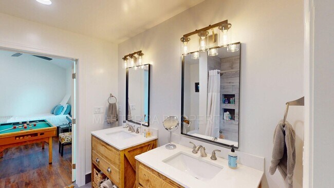 Building Photo - Beautiful home In Eastside Costa Mesa