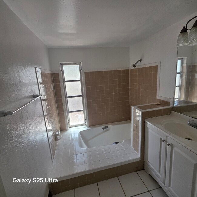 Building Photo - 3302 Bainbridge Dr