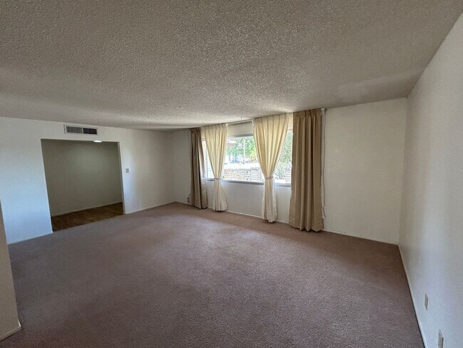 Building Photo - 570 N Villa Nueva Dr