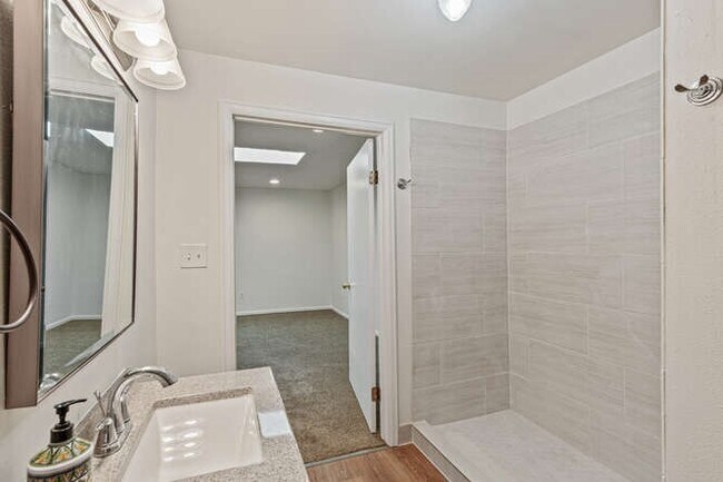 Building Photo - Super Cute 1 Bed, 1 Bath Carriage House!! ...