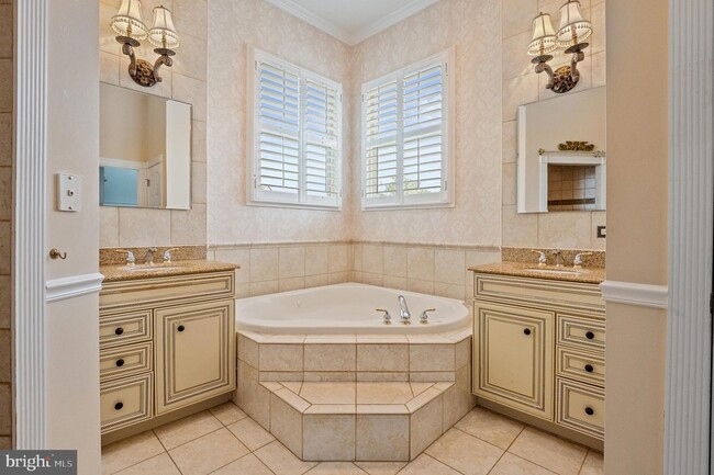 Building Photo - 5905 Lone Oak Dr
