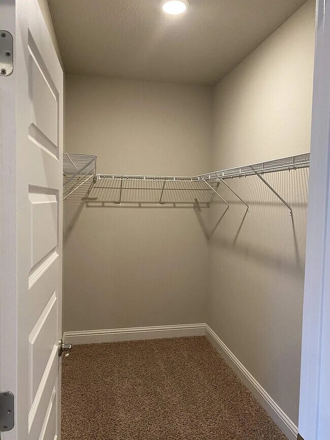 Building Photo - 1348 Rosefield Dr W