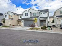 Building Photo - Single Family Home In Beautiful Community!