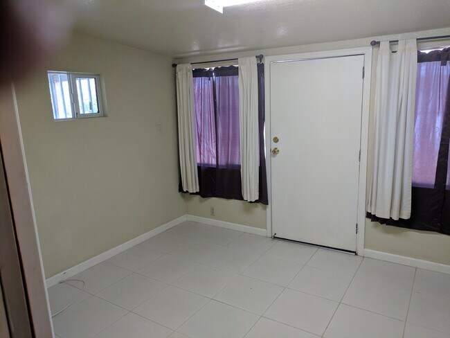 Building Photo - 2 Bedroom and 1 Bath Rental