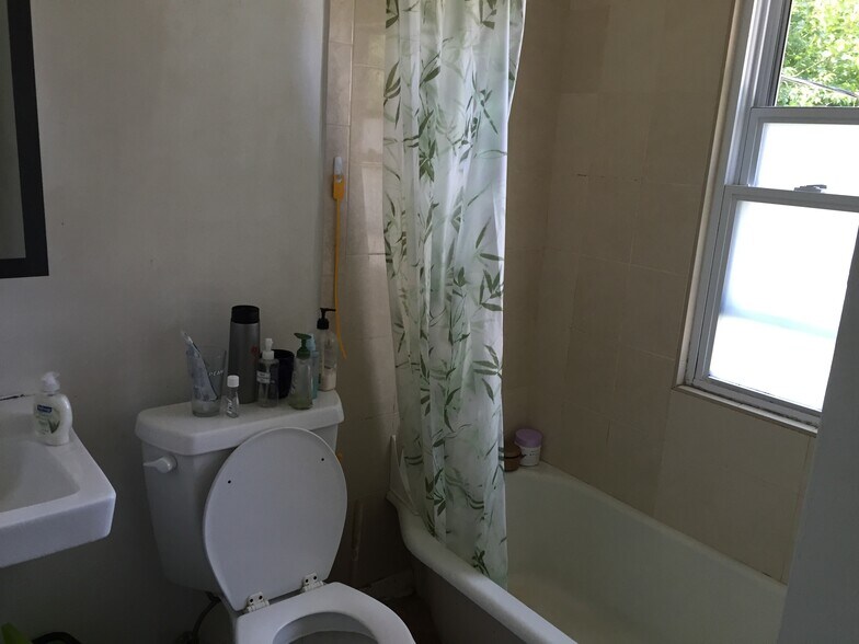 Shared Bathroom - 1 Bassett Pl