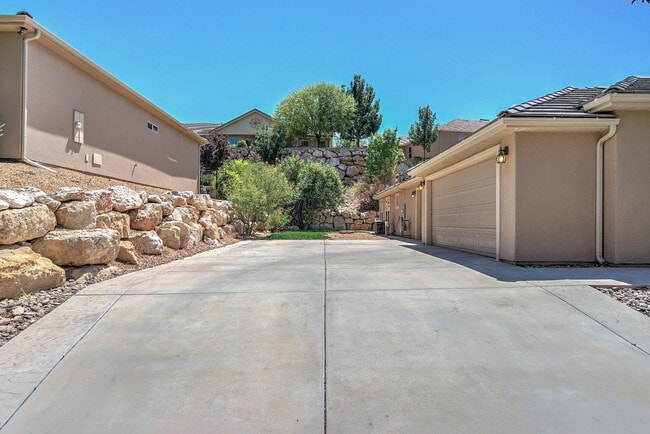 Building Photo - 3 Bedroom Plus Office in The Knolls at Little Valley