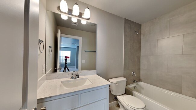 Building Photo - 4 Bedroom 3 Bathroom 2 Car Garage Home in ...